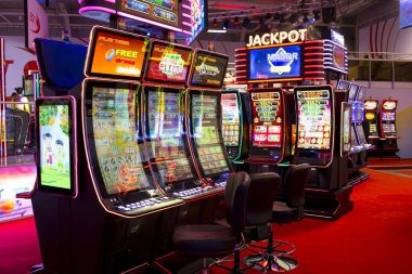Antarmuka aplikasi mobile rajasimo89 menampilkan meja dealer langsung dan pasar sportsbook